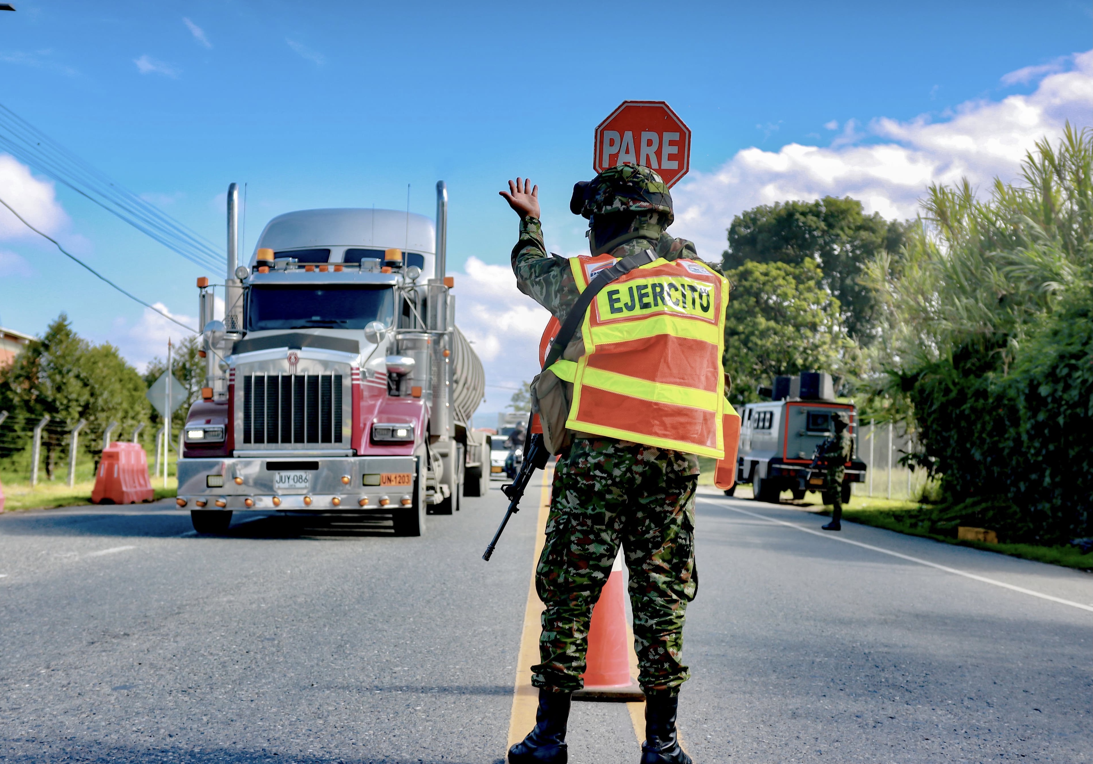 Viaje seguro su Ejército está en la vía. 
