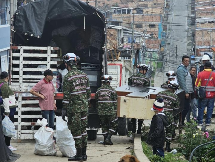 Ingenieros Militares apoyan labores de evacuación de familias en la localidad de San Cristóbal