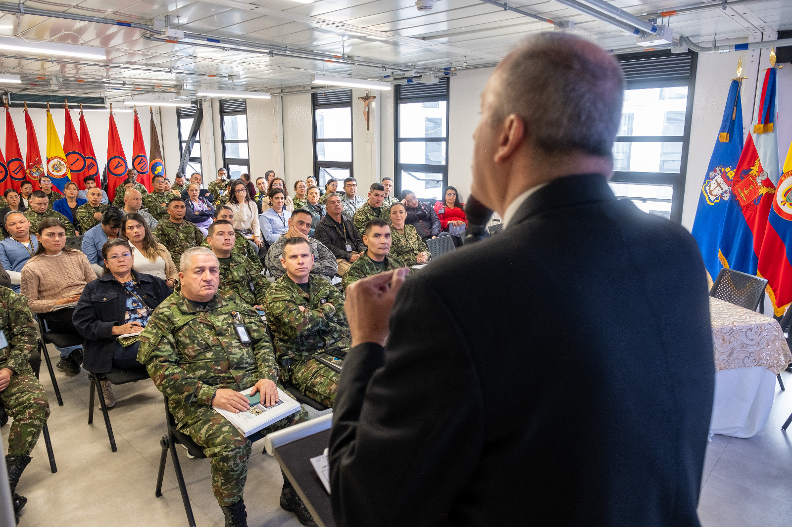 Fuerzas Militares promueven la igualdad y la dignidad en el lugar de trabajo con capacitación en Ley 2365 de 2024