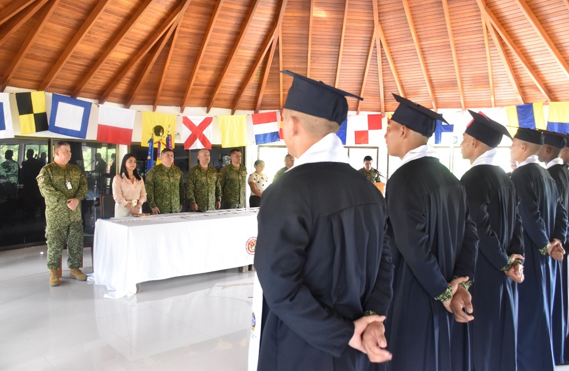 16 Infantes de Marina obtienen el grado de bachiller durante su servicio militar