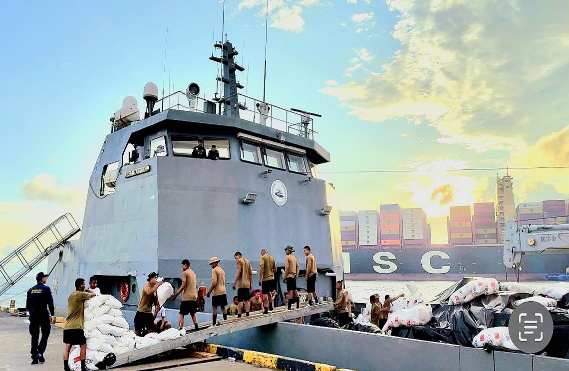 Armada de Colombia desembarcando la ayuda humanitaria para habitantes del Chocó.