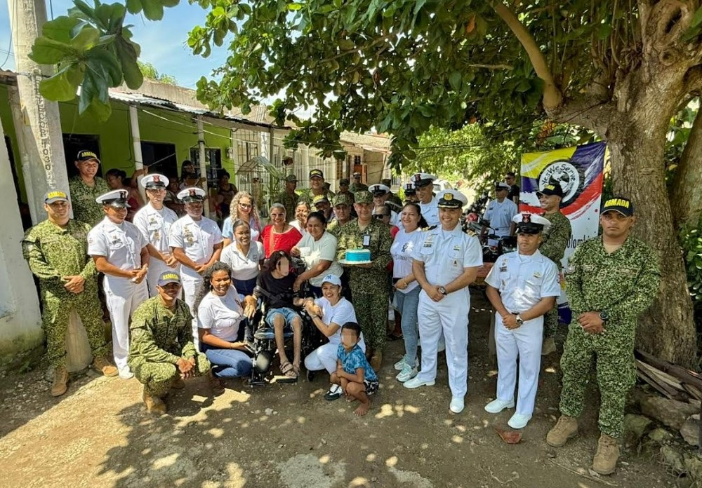Armada de Colombia entrega 11 sillas de ruedas especializadas a personas con discapacidad en el Golfo de Morrosquillo