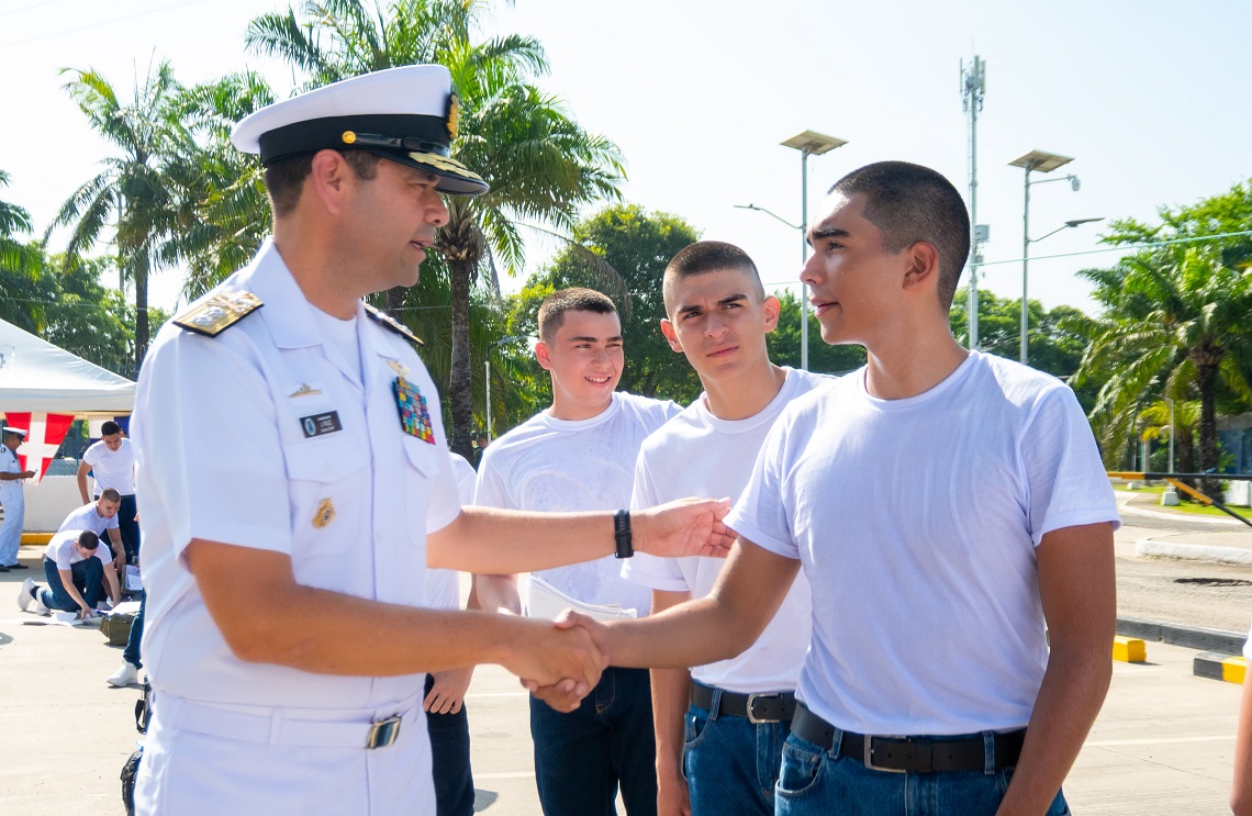 161 jóvenes colombianos inician su sueño en la escuela naval de cadetes