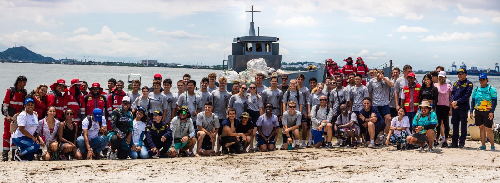Con más de 150 voluntarios entre integrantes de la comunidad, fundaciones de varias empresas, buzos de la Armada de Colombia y Cadetes de las Fuerza Militares de Estados Unidos.