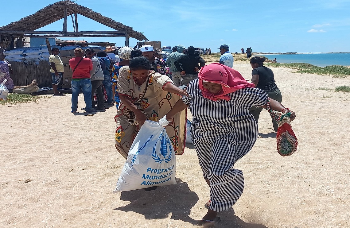 Armada de Colombia entrega ayuda humanitaria a comunidades Wayúu.