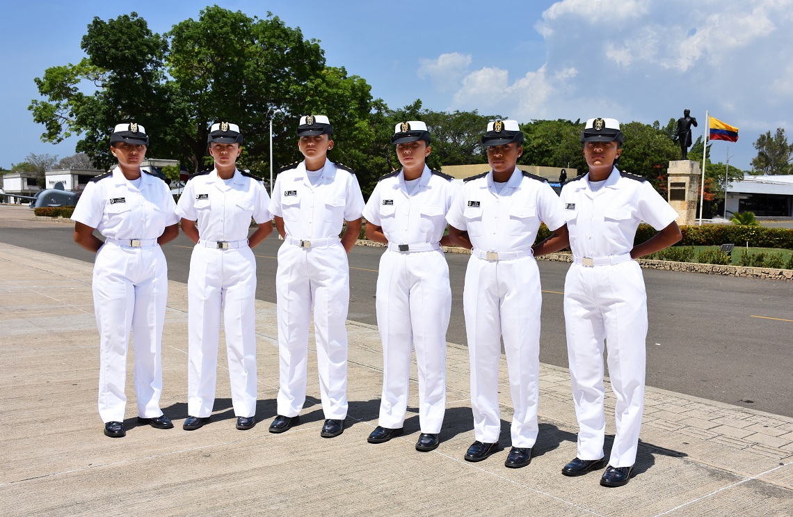 Primeras cadetes femeninas de Infantería de Marina reciben las armas y juran fidelidad a la bandera