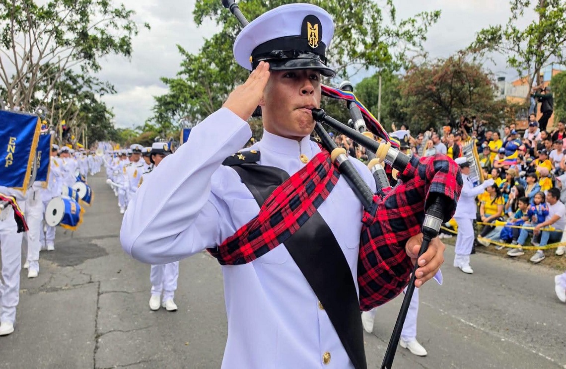Uniformados de la Armada de Colombia desfilan en homenaje al pueblo colombiano.