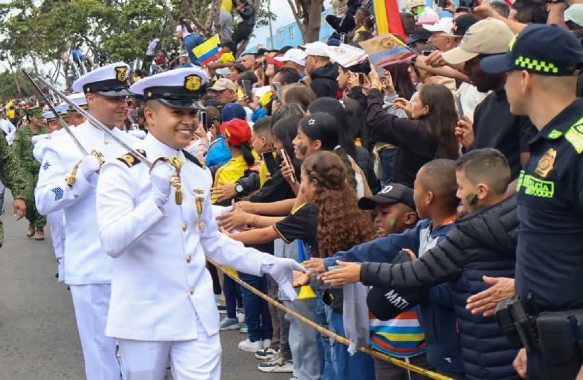 Marinos de Colombia son ovacionados por la ciudadanía.