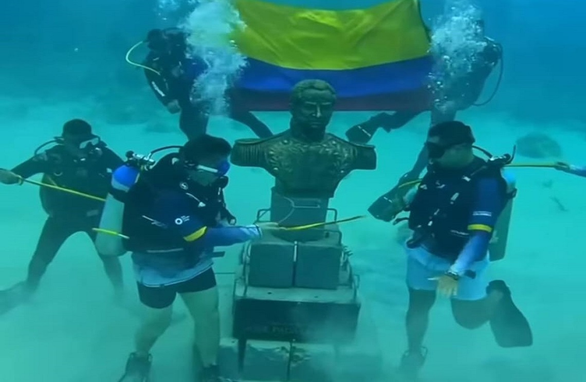 En San Andrés isla, Armada de Colombia inauguró primer busto sumergido en el mar caribe