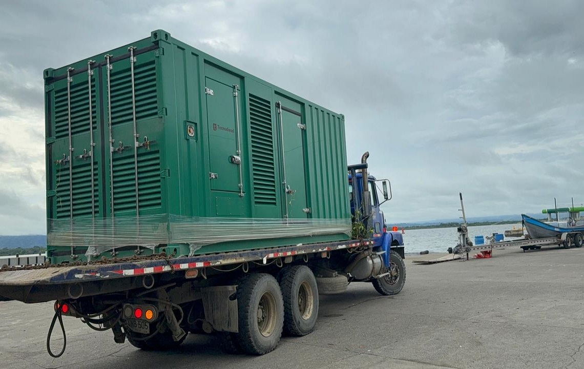 Armada de Colombia transportó planta eléctrica para la comunidad de Acandí, en Chocó