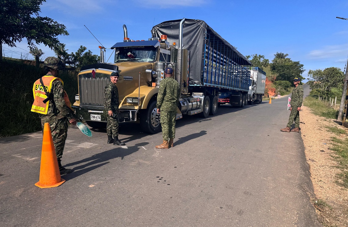 Soldados de la Armada de Colombia en dispositivo de seguridad en las vías de colombia.
