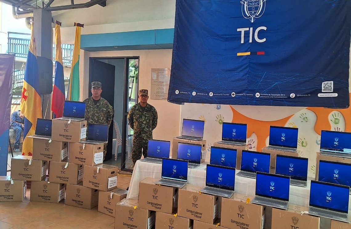 Conectando sueños: el Ejército Nacional apoyó la entrega de 950 ‘Computadores para Educar’ a estudiantes del Cauca