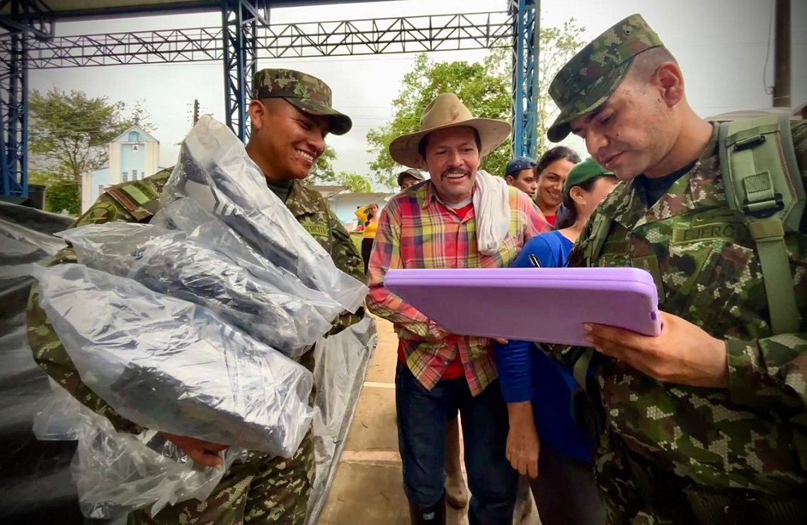 Ejército Nacional brinda ayuda humanitaria a familias afectadas por sismo en Paratebueno, Cundinamarca