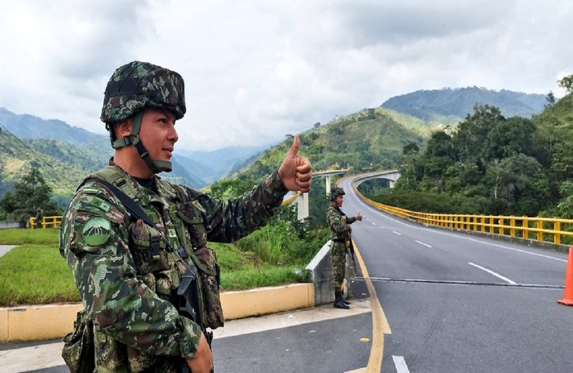 Su Ejército está en la vía, viaje seguro