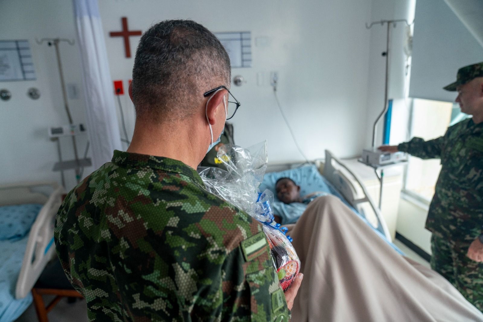 Visita de altos mandos a los soldados heridos en Nariño, en el a soldados en el Hospital Militar Central.
