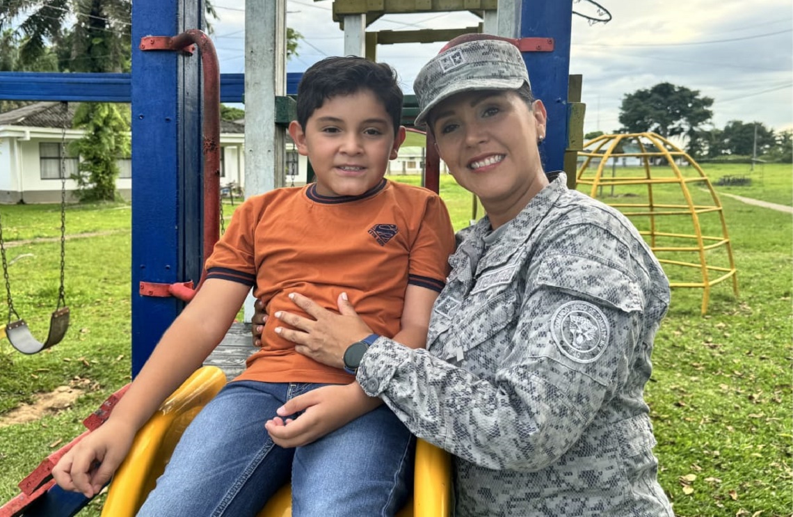 La misión de una madre como bacterióloga y militar al servicio del país