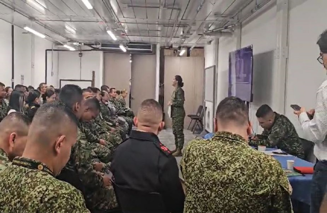 La Capitán de Navío Liliana Flórez, Jefe de la Oficina de Género del Comando General ante los presentes