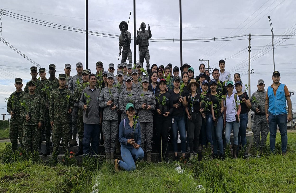 Con la siembra de 400 árboles la Fuerza Aérea Colombiana promueve la reforestación en Casanare