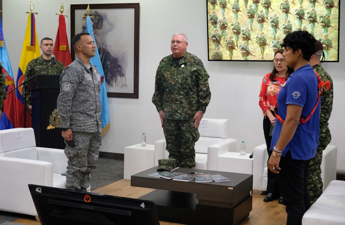 Fuerzas Militares y editorial planeta durante la presentación del libro 'Operación Esperanza'