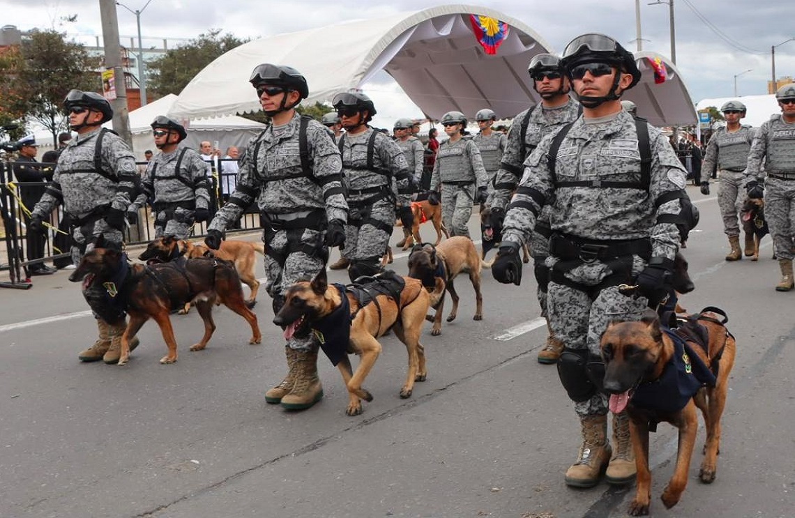 Más de 6.200 uniformados de las Fuerzas Militares y de la Policía desfilaron en Bogotá y Ciudad Bolívar en un imponente homenaje al pueblo colombiano por los 216 años de la Independencia