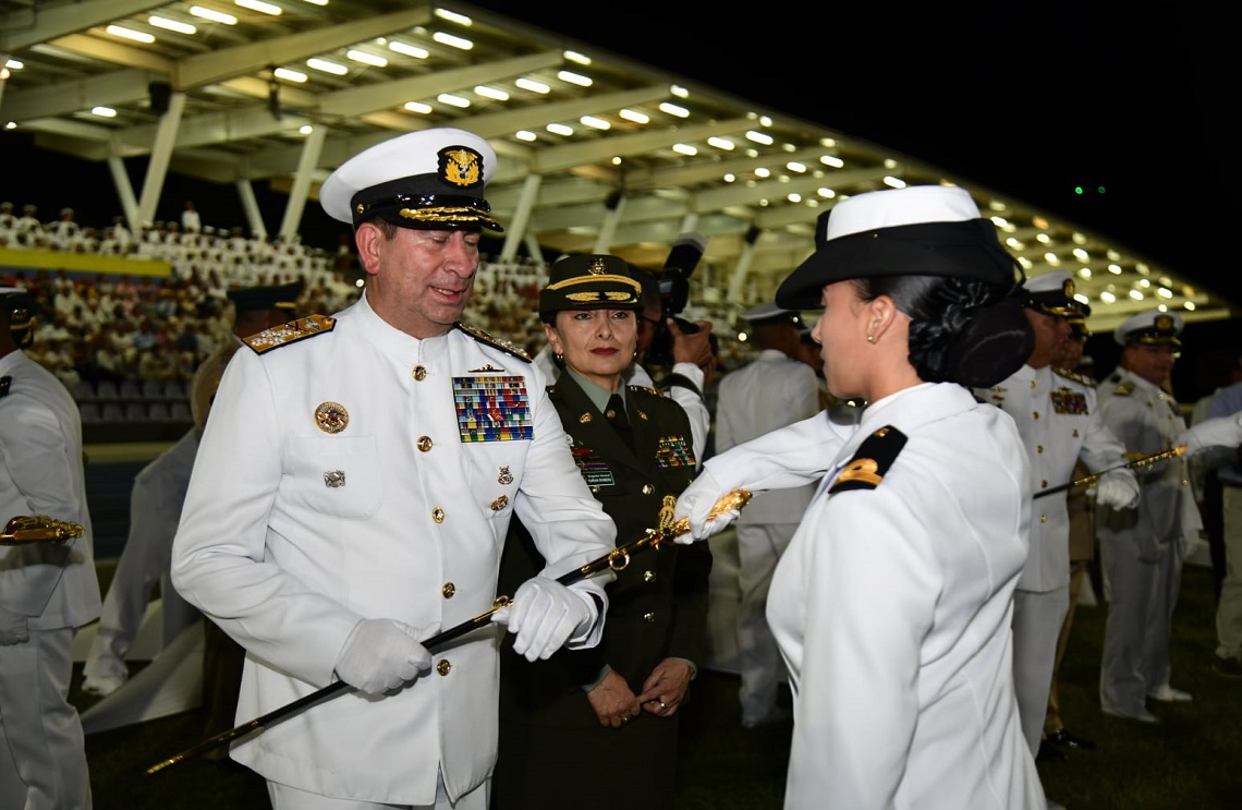 En ceremonia militar,&nbsp;ingresan al escalafón de oficiales de la armada de colombia 91 uniformados para proteger y defender el azul de la bandera