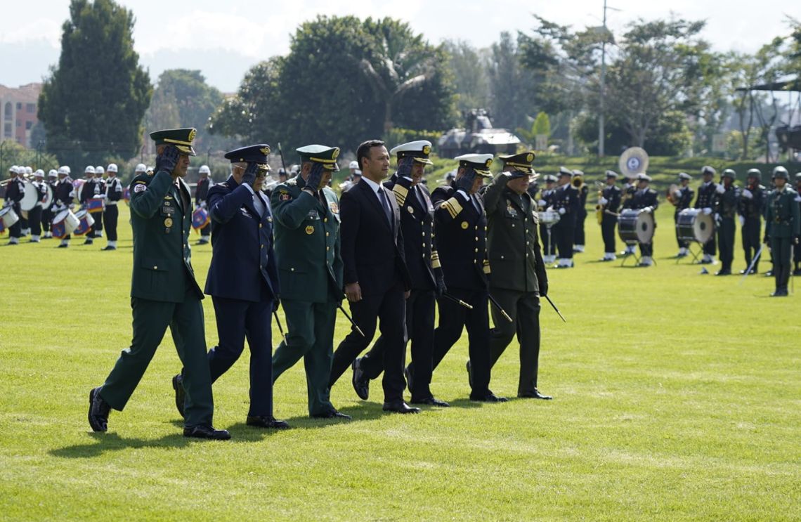 Ministro de Defensa en compañía del alto mando militar durante el ascenso de Suboficiales a la máxima jerarquía en las Fuerzas Militares.
