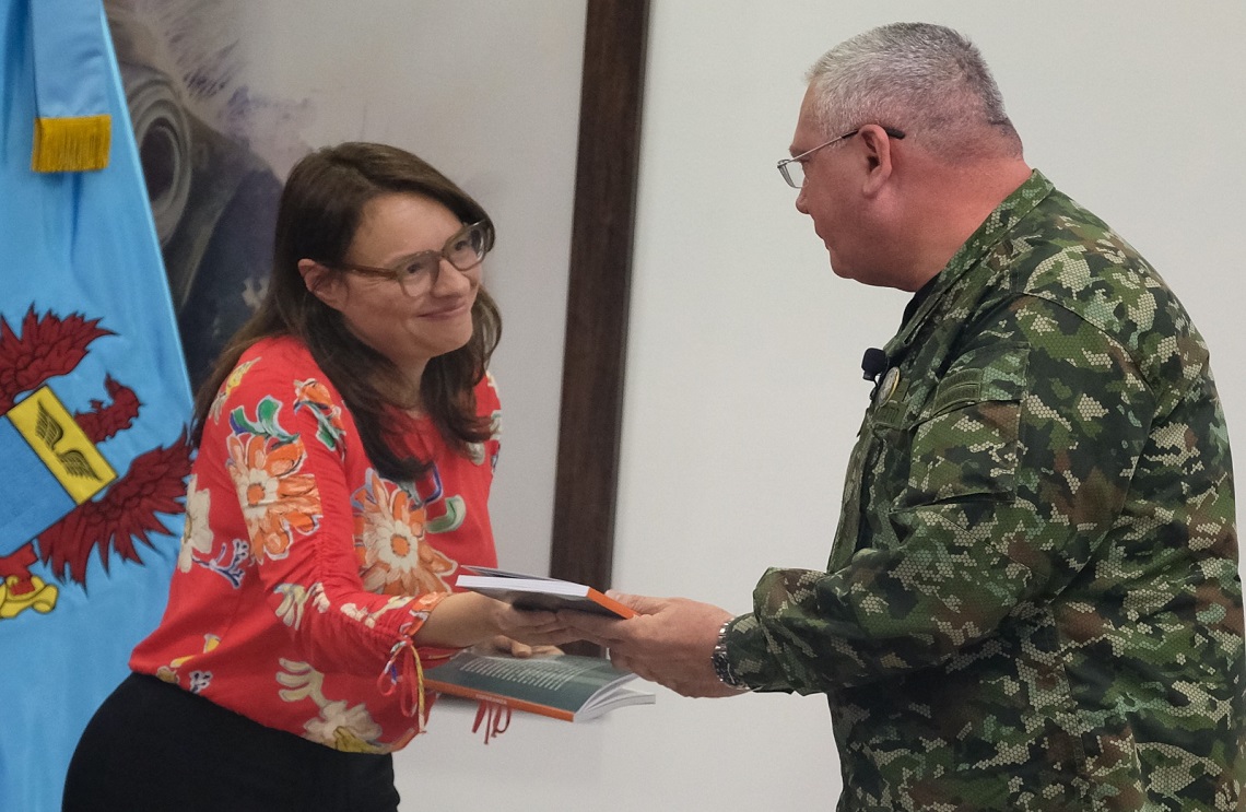 Periodista de la Editorial Planeta entrega libro 'Operación Esperanza' al Comandante General de las Fuerzas Militares, genera Giraldo