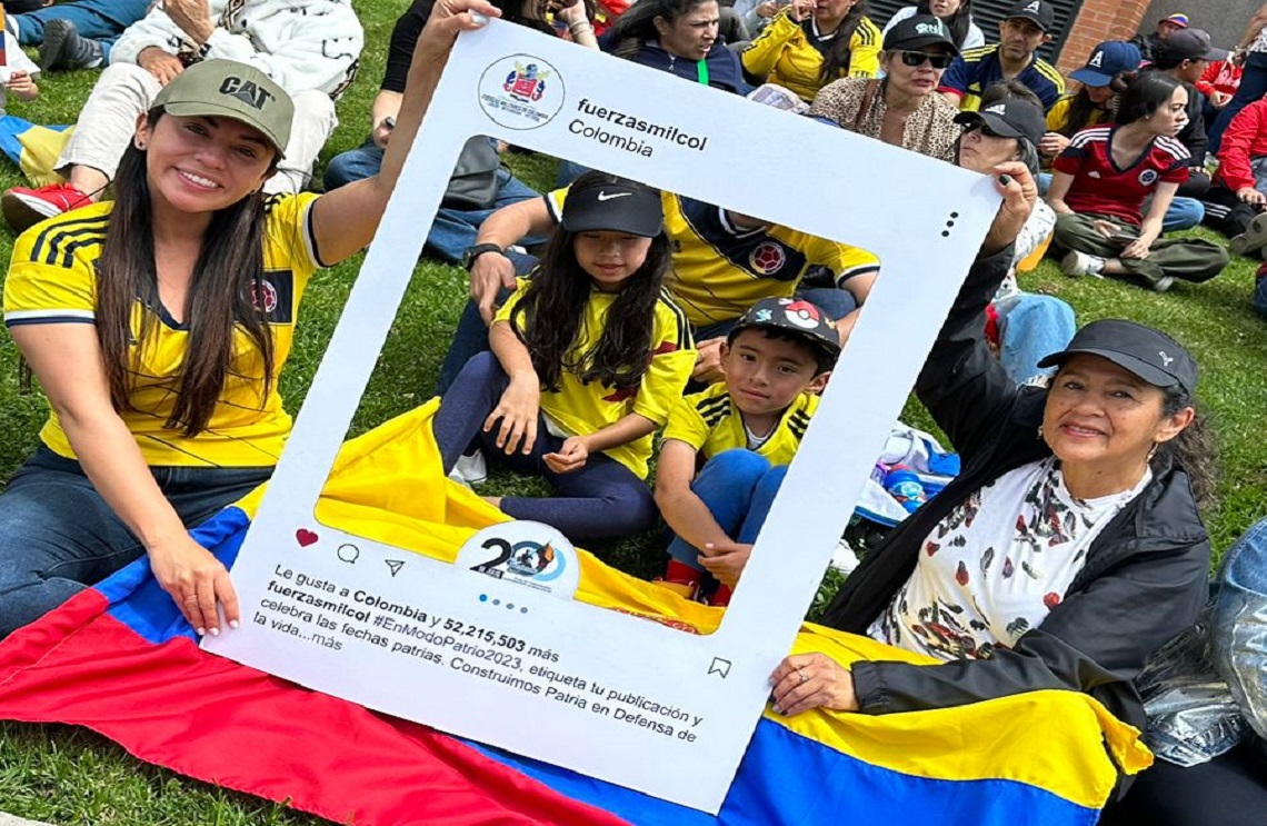 Público presente en el desfile militar y policial en el Día de la Independencia