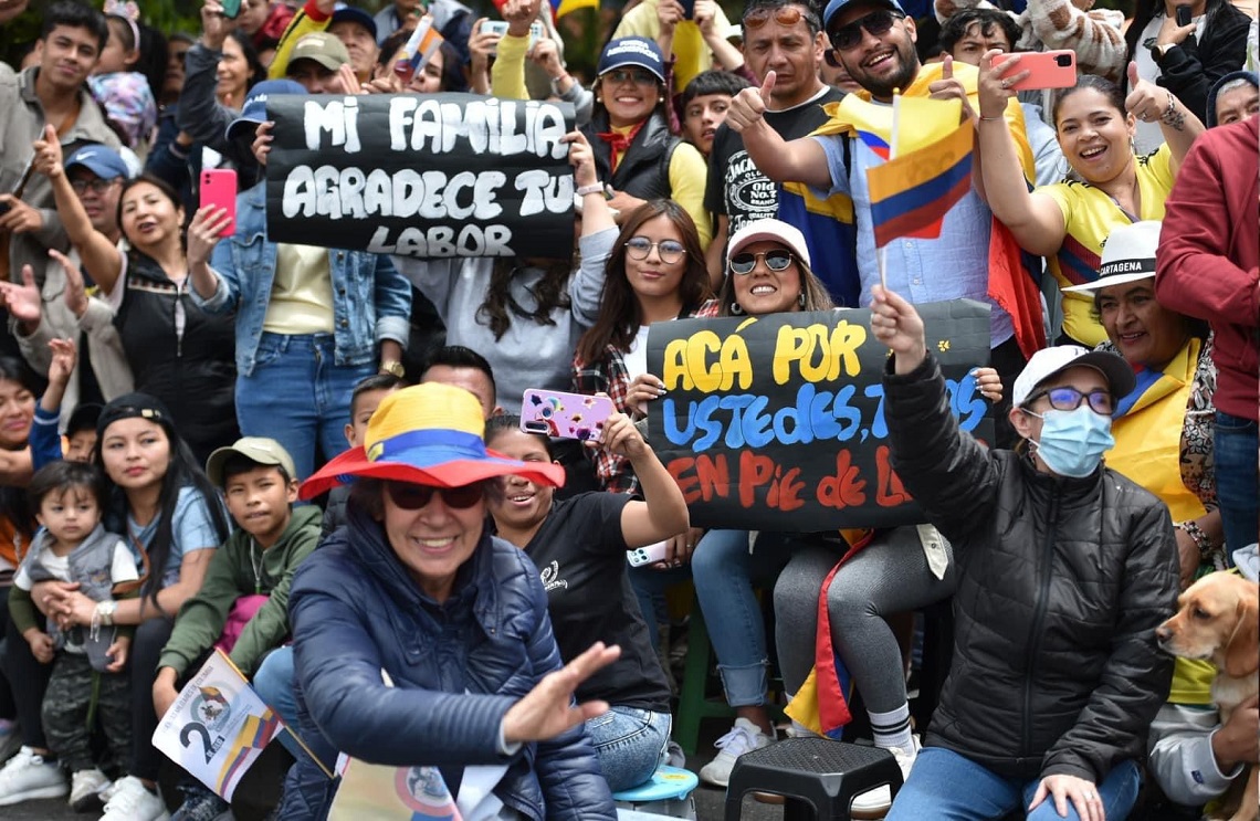 Público desfile militar y policial 20 de julio