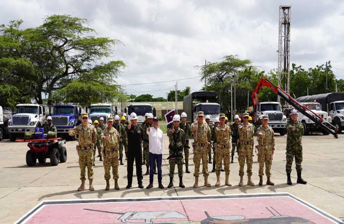 Visita Presidente de la República, alto mando militar La Guajira, en la foto con ingenieros militares
