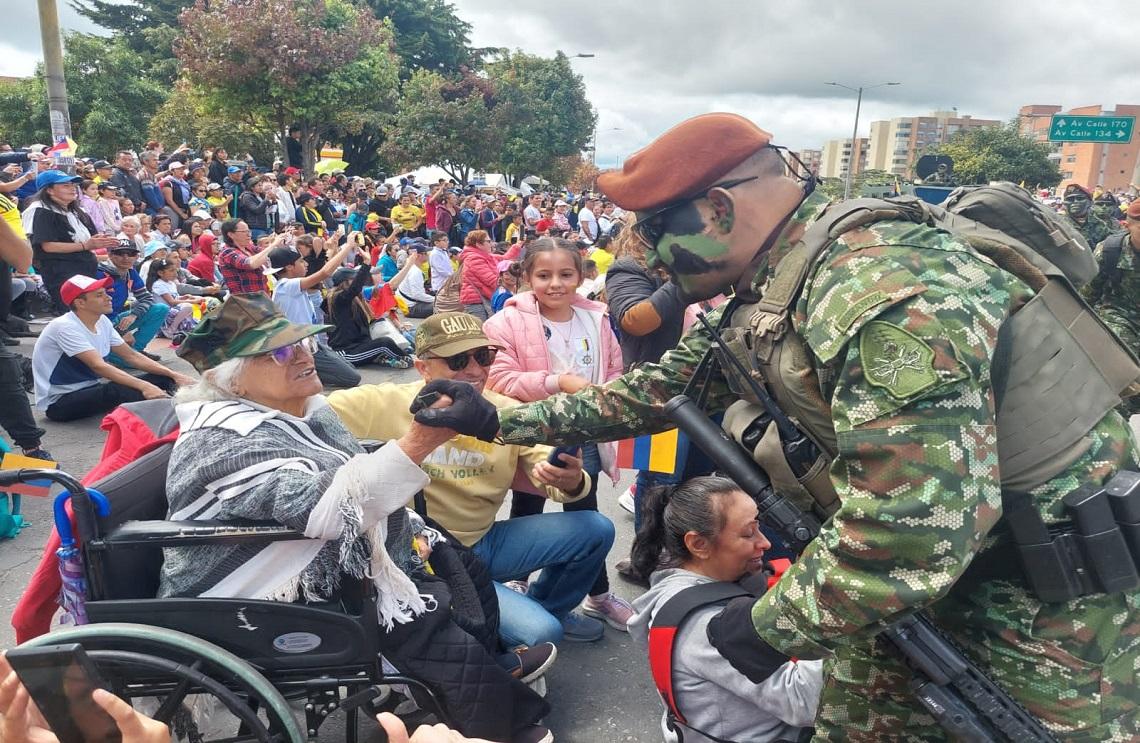 Cerca de mil hombres y mujeres desfilaron en San Andrés este 20 de julio en honor al pueblo colombiano