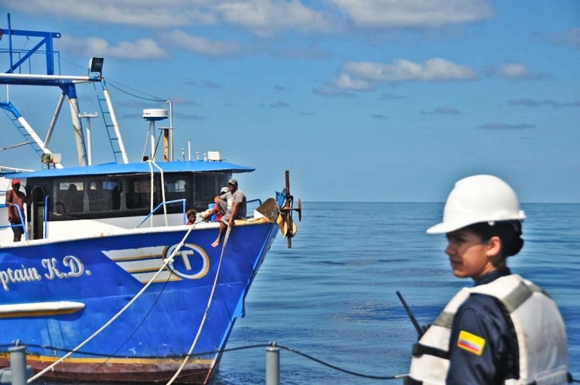 Armada de Colombia brinda asistencia humanitaria a 11 tripulantes de embarcación en altamar 