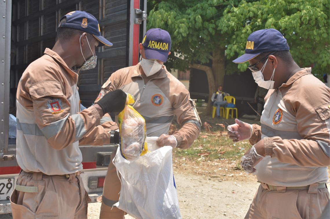 Armada Nacional entrega 50 toneladas de pollo congelado en el Caribe
