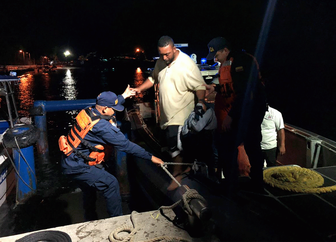 La Armada de Colombia rescató a 14 personas que naufragaron en aguas del Pacífico colombiano