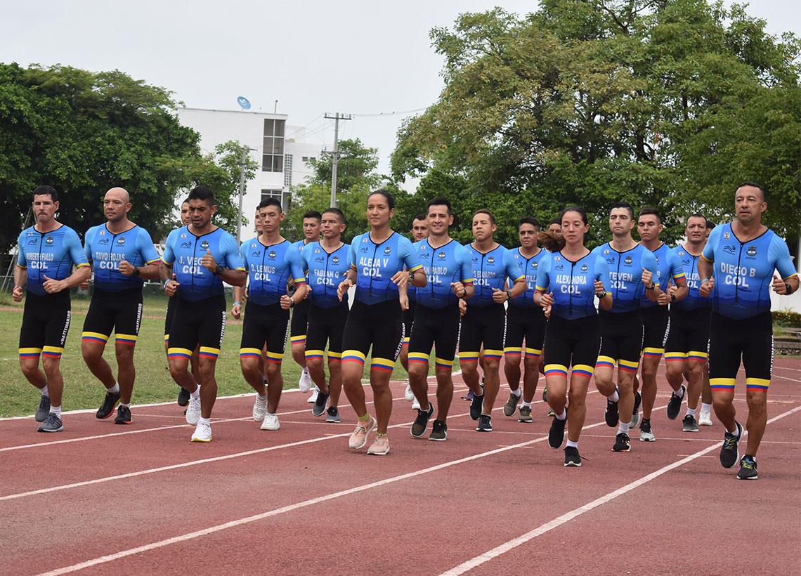 43 hombres y mujeres de acero representaron a la Armada Nacional en Ironman 70.3 Cartagena 2019