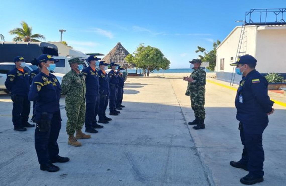 Comandante General de las Fuerzas Militares reconoce la labor de guardacostas en Santa Marta