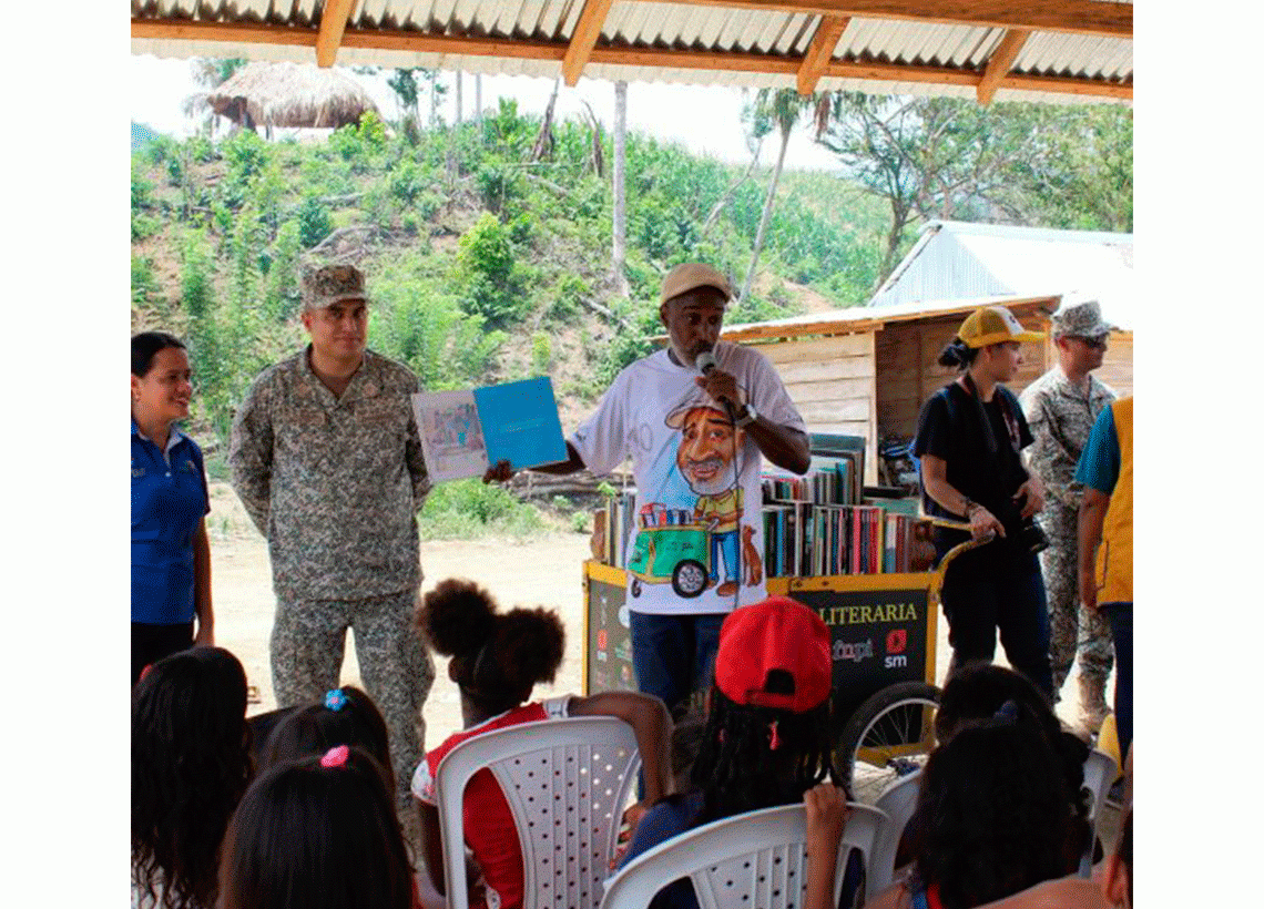 Habitantes del corregimiento de Santo Domingo de Meza, zona rural de El Carmen de Bolívar, durante la Jornada de Apoyo al Desarrollo realizada por la Armada de Colombia