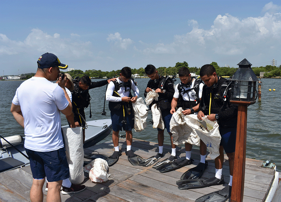 Armada de Colombia realiza limpieza submarina en isla de Manzanillo