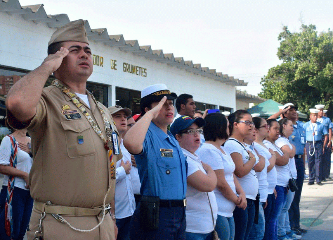 Los visitantes izaron el Pabellón Nacional junto al Batallón de Grumetes e hicieron un recorrido por las aulas y laboratorios donde se forman en diferentes especialidades los futuros Suboficiales Navales de la Armada de Colombia para Proteger el Azul de la Bandera.