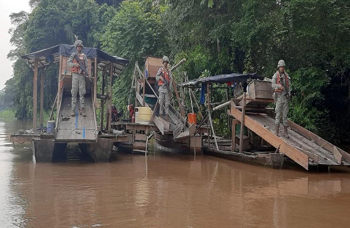Armada de Colombia incauta tres dragas ilegales en el departamento del Amazonas