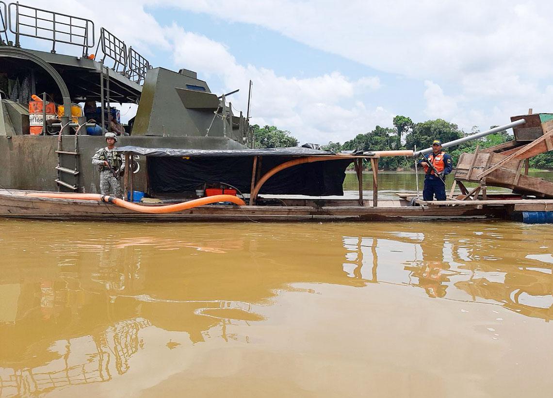 Armada de Colombia continúa con la ofensiva contra la minería ilegal en la amazonía colombiana