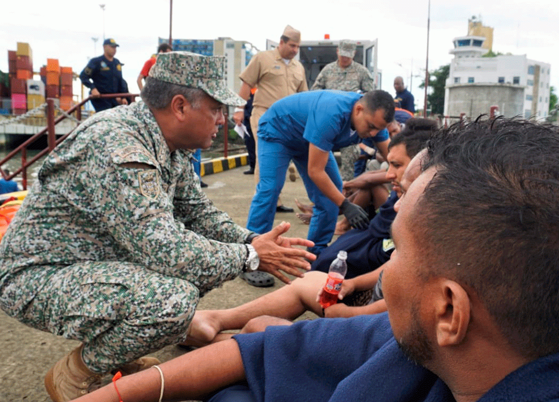 17 personas entre ellos dos extranjeros fueron rescatadas por la Armada Nacional al naufragar en aguas del Pacífico colombiano