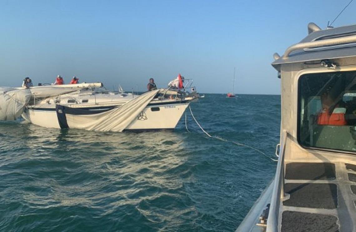 Armada de Colombia rescata surfista y atiende emergencia de embarcación en Cartagena