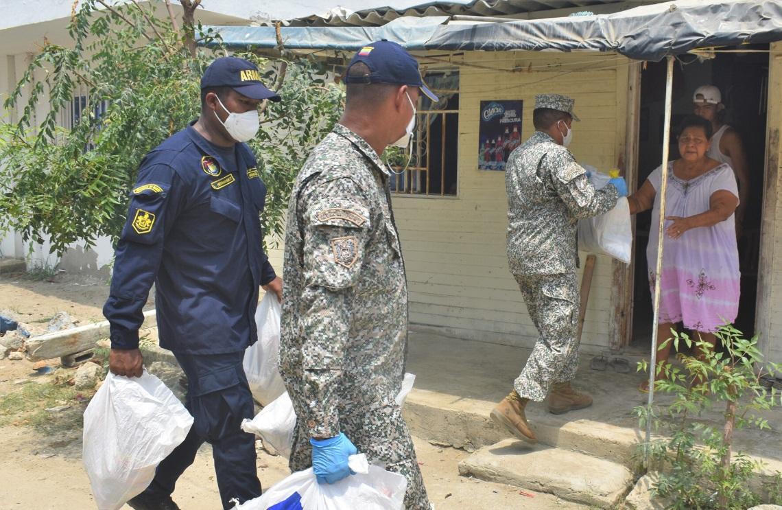 La Armada de Colombia continúa llevando ayudas humanitarias a los Cartageneros