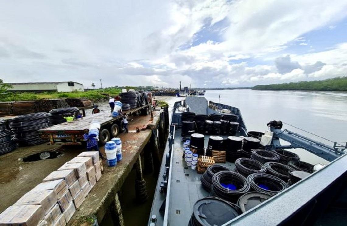 Armada de Colombia apoya la entrega de insumos para la provisión de agua potable en Francisco Pizarro