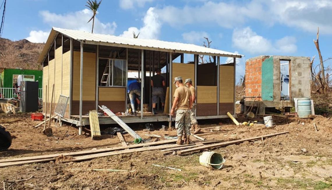infantes de marina apoyan en la construcción de casas prefabricadas en la isla Santa Catalina