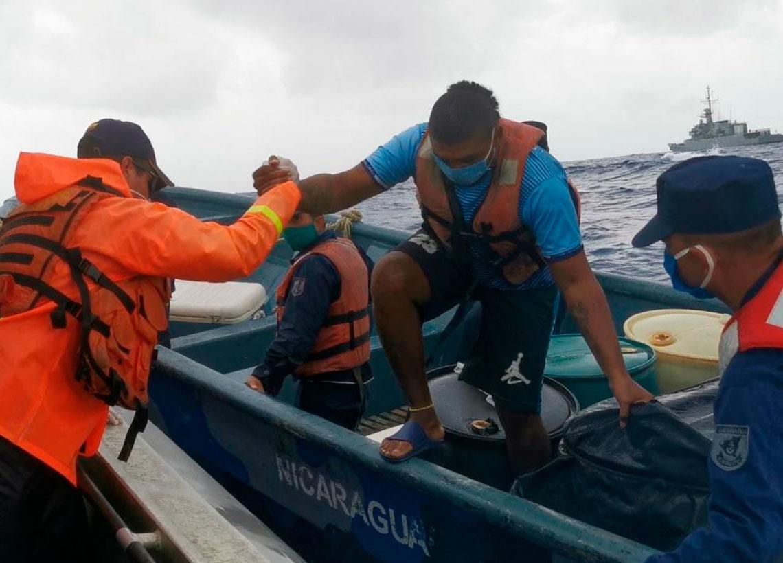 Armada Nacional y autoridades nicaragüenses participan en el rescate de dos pescadores en altamar