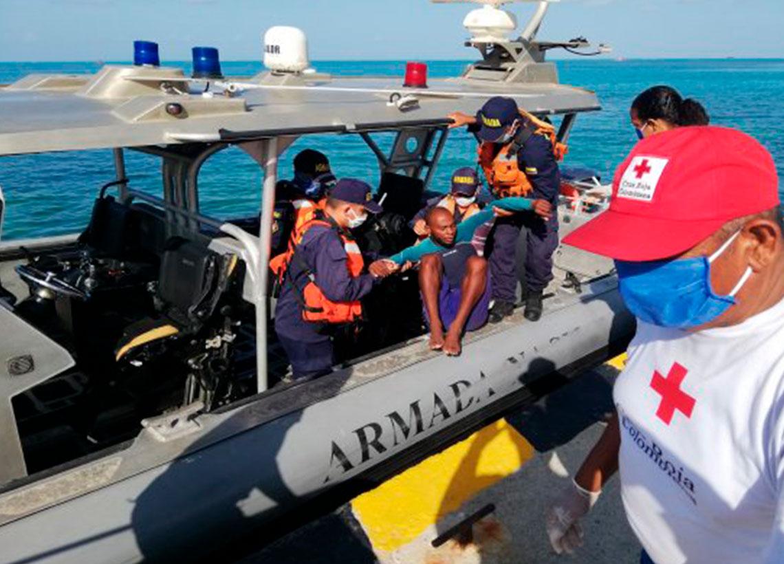 Armada de Colombia rescata pescador en emergencia en altamar