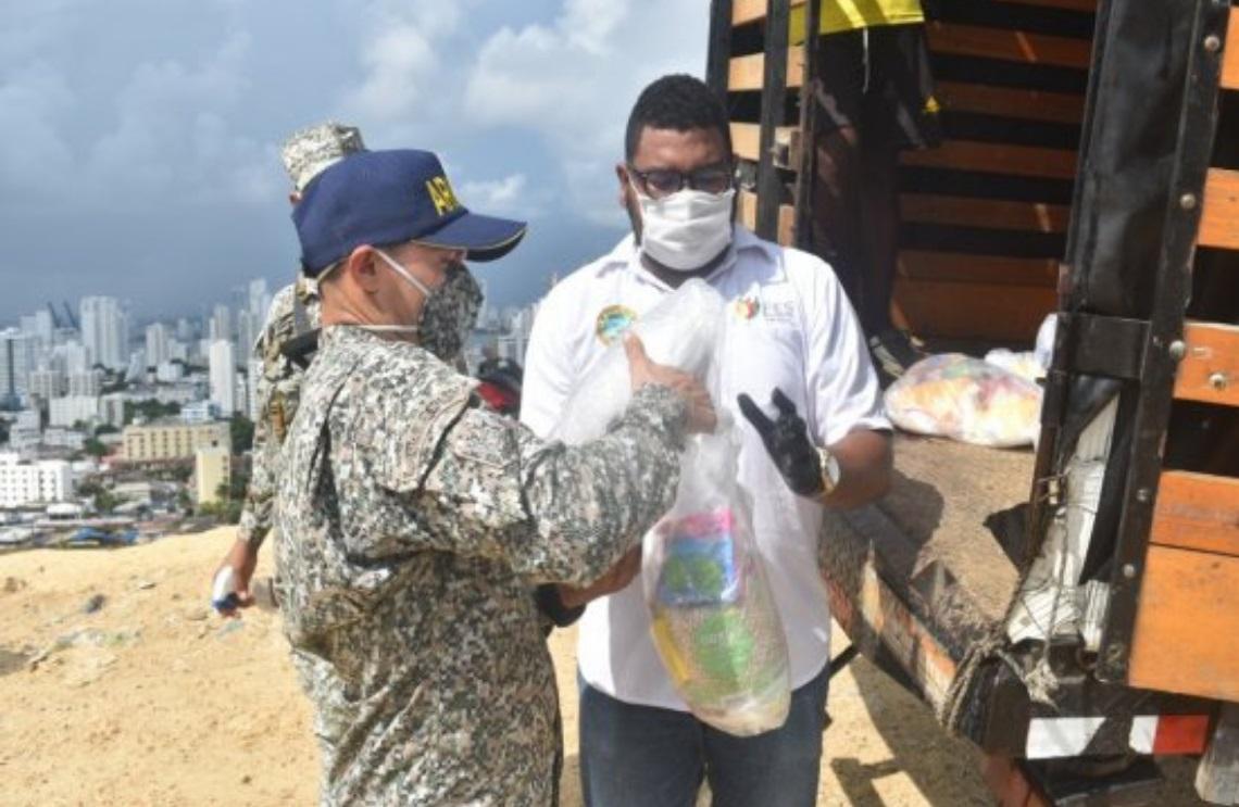 Armada Nacional entrega ayudas a familias del barrio Kennedy, en el Cerro de la Popa, en Cartagena