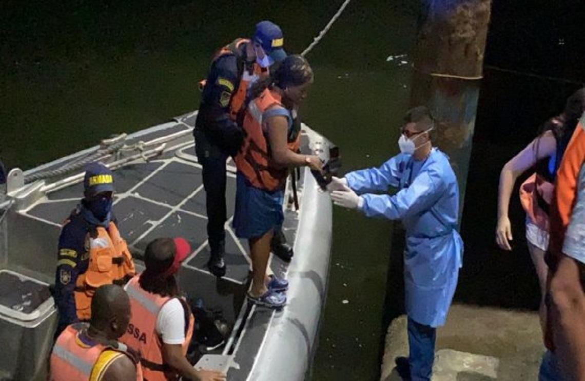  Armada Nacional rescata 13 personas que naufragaron en Tumaco